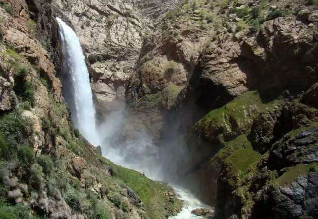 image tang-e-zendan-fall-charmahal-iran-jpg